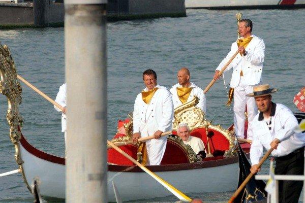 Luppi accanto a Papa Ratzinger, in visita a Venezia nel maggio del 2011