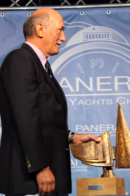 Angelo Bonati, CEO di Officine Panerai, con il Trofeo Panerai 2011