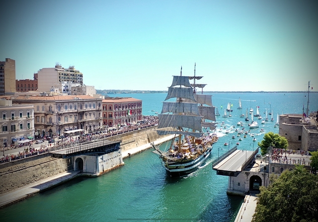 Il Vespucci entra a Taranto