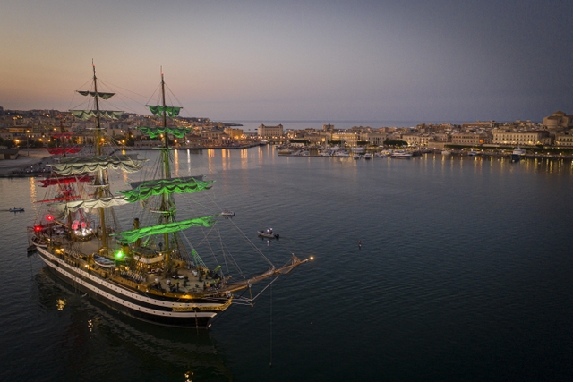 LAmerigo Vespucci nella rada di Siracusa