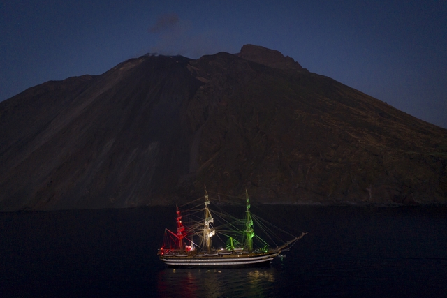 Nave Vespucci sfila davanti allisola di Stromboli