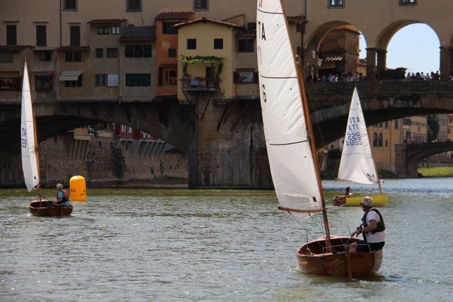 Dinghy 12 in Arno Foto Maccione