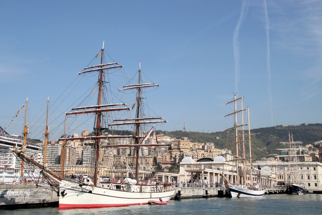 Velieri a Genova nel 2010 Foto Maccione
