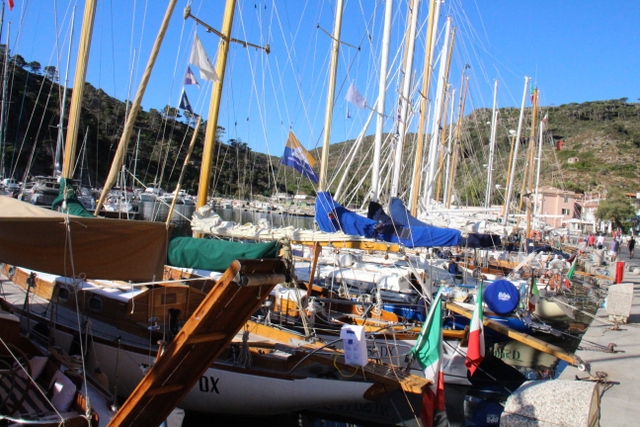 Flotta ormeggio in Capraia Foto Maccione
