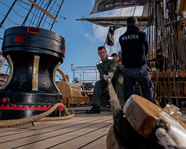 Allievi alle manovre sul Vespucci 1