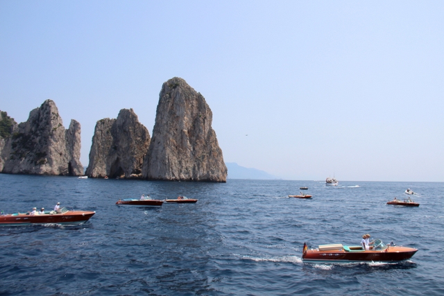 I Riva ai faraglioni di Capri Foto Maccione