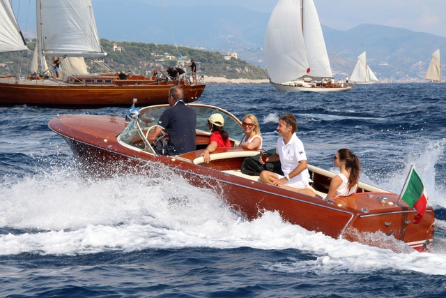 Vela e motore depoca Foto Maccione