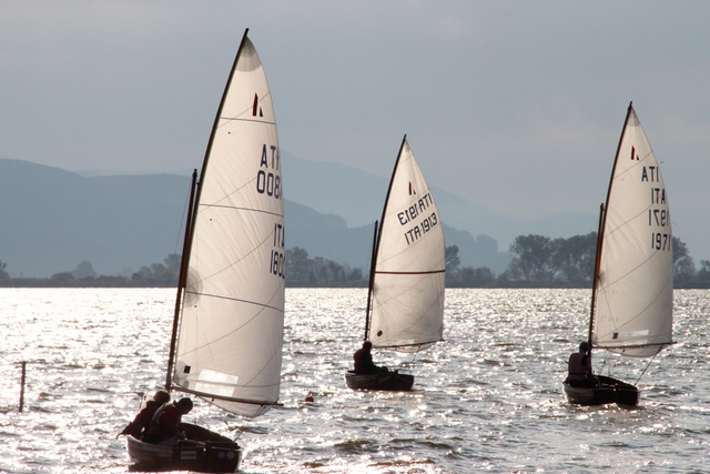Dinghy 12 sul Lago di Massaciuccoli Foto Maccione