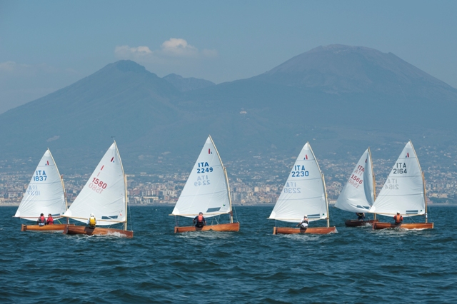 Dinghy 12' in regata (Foto J. R. Taylor)