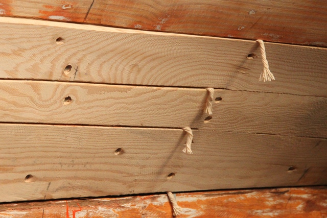 Uno-scafo-in-legno-in-riparazione