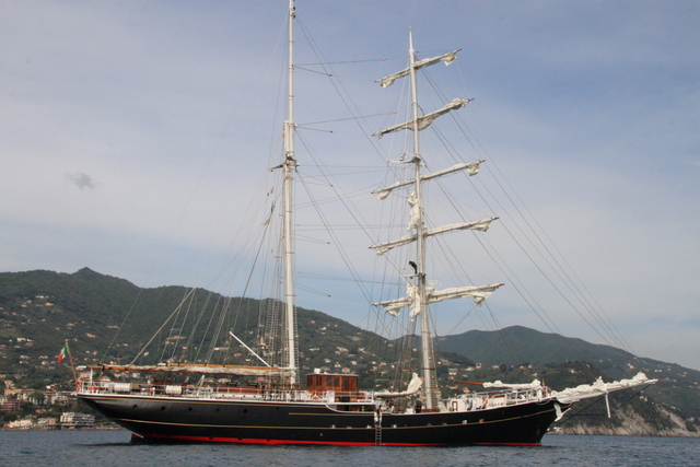 55 - Nave Italia alla fonda a Rapallo Foto Maccione