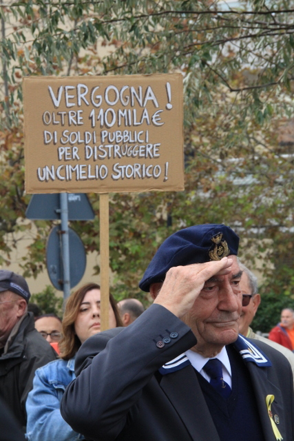La protesta di Francesca Santarella Foto Maccione