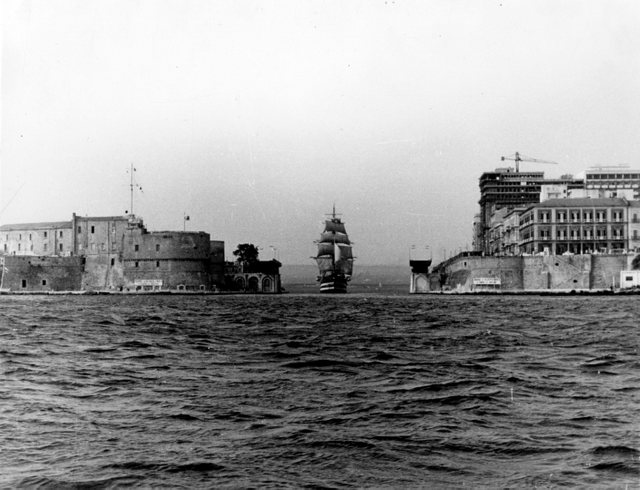 Il Vespucci transita nel canale navigabile di Taranto