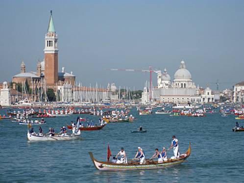 La partenza della Vogalonga 2012 davanti a San Marco