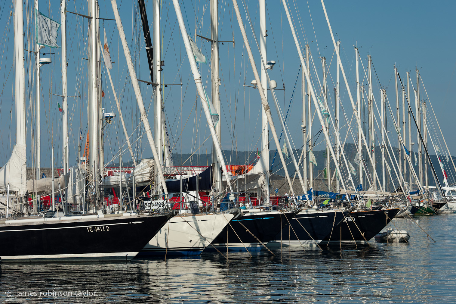 La flotta di Swan all'ormeggio a a Marciana Marina