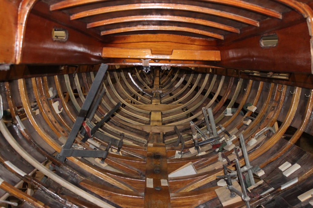20 - Vista interna dello scafo di Acanto con varie ordinate gia sostituite